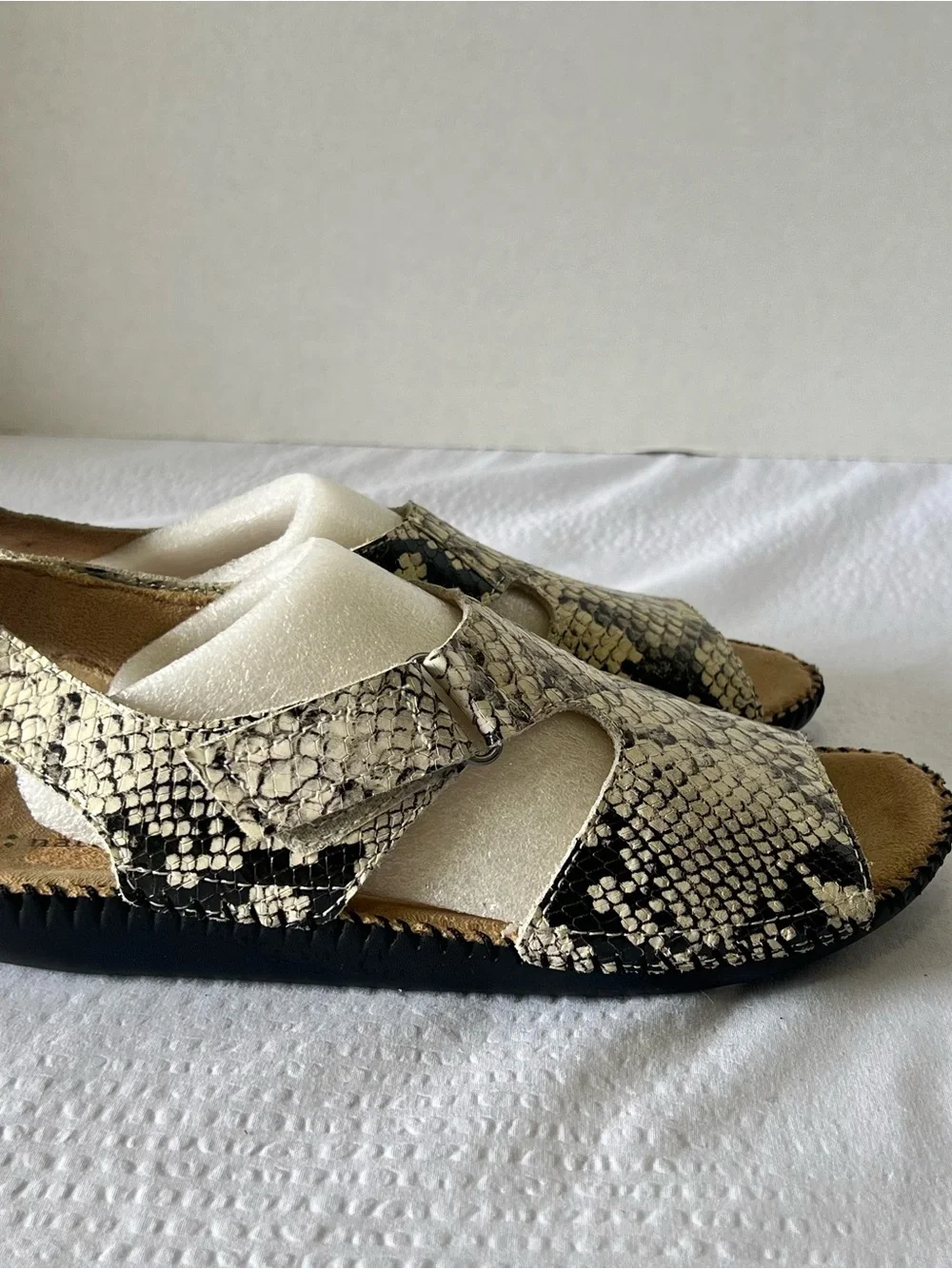 Naturalizer leather snake skin look Velcro Scout sandals 8W - Picture 2 of 9